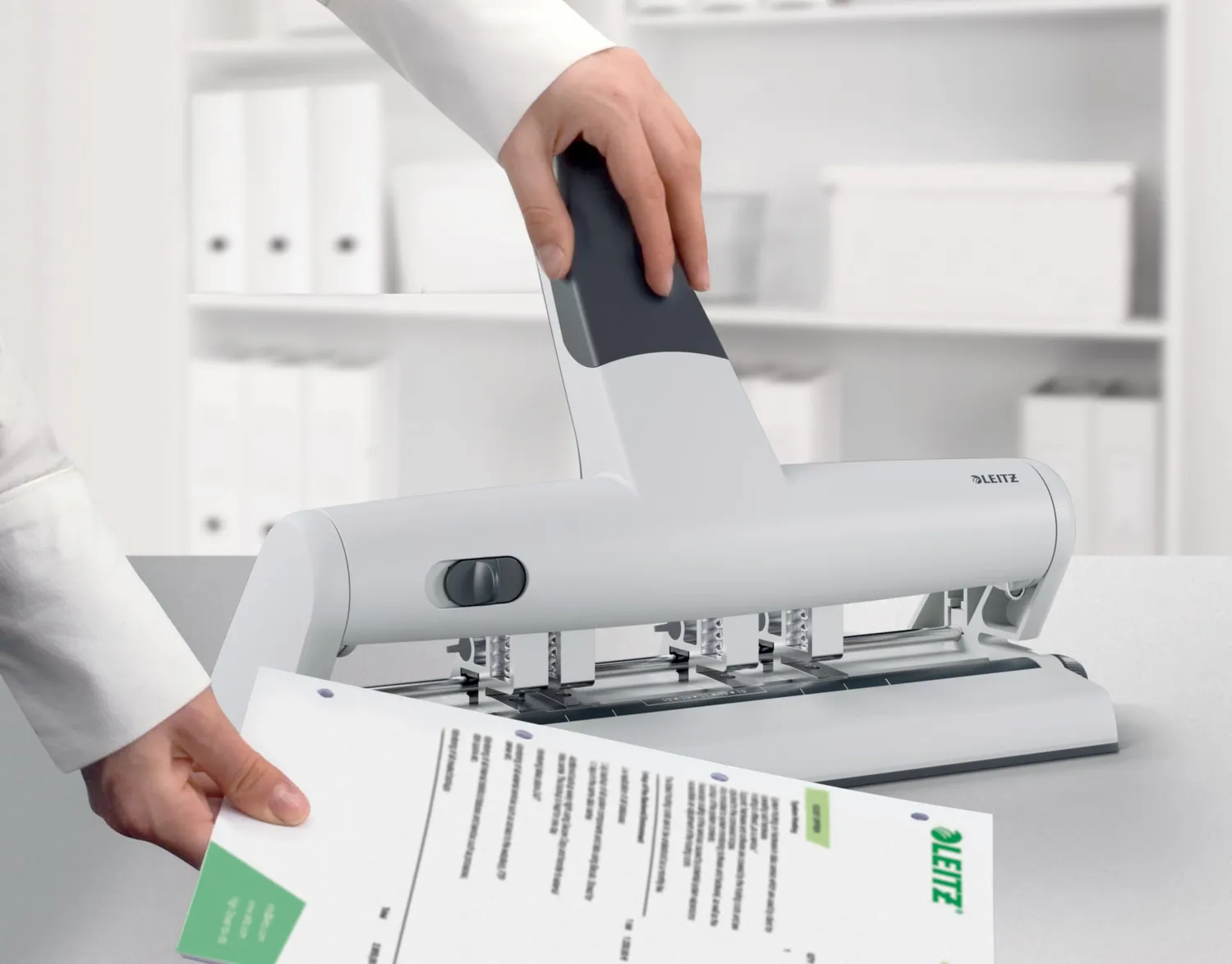 Leitz Akto 51140084 perforatore 4 fori argento 30 fogli
